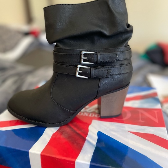 Super Cute Black Buckle Boots 7M - Picture 1 of 3